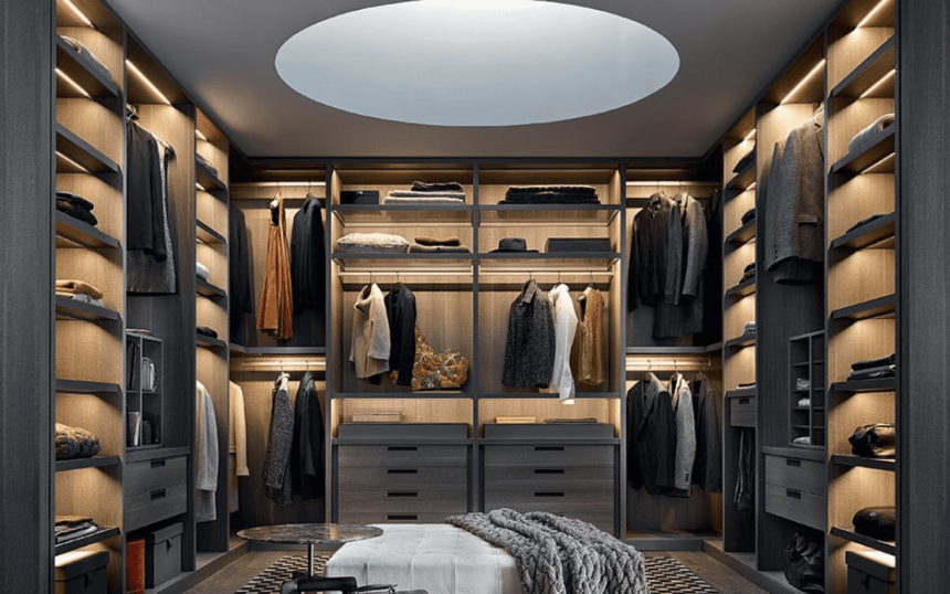 В гардеробной можно почувствовать себя героем  любимого фильма — включить музыку и устроить показ мод.