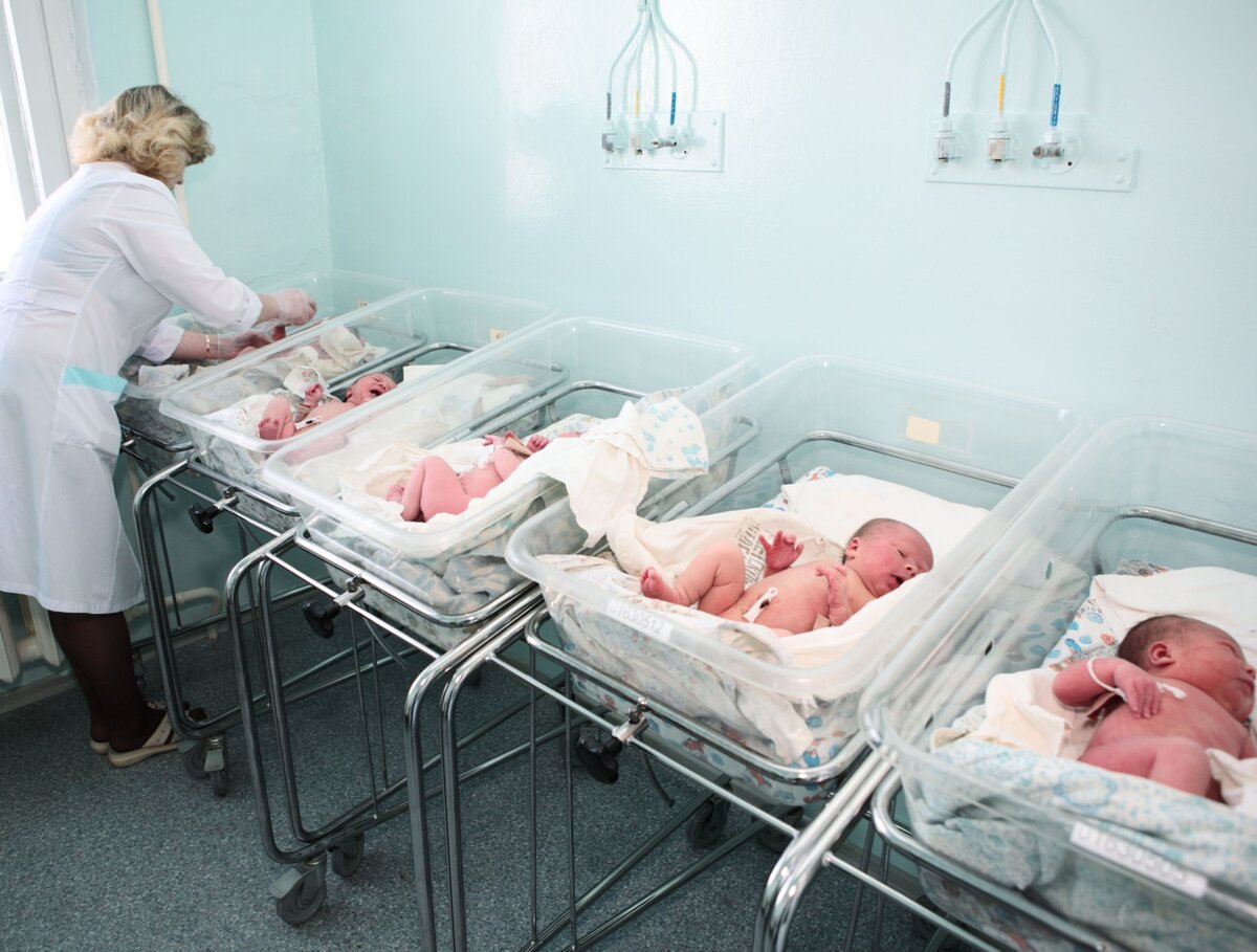 Новорожденные в роддоме. Дом малютки в Курске. Новорожденный ребеночек в роодоие. Малыш в родильном доме