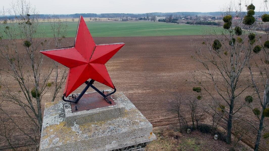 Красная звезда на вершине стелы в Миколине, Польша. Фото: РИА Новости/Алексей Витвицкий