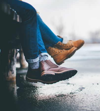 Однотонная или градиентная окраска ботинок оживляет лук на основе джинсов