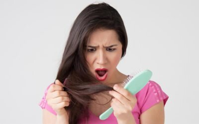 Чтобы не поддаваться излишней панике, необходимо знать сколько волос должно выпадать в день. Это позволит правильно оценить ситуацию, и принять своевременные меры, чтобы не допустить облысения.Необходимо знать норму выпадения волос в день 