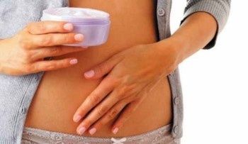 Горное мумие является популярным средством от растяжек. Мумие обладает массой полезных свойств, которые борются с несовершенством кожи. Использовать мумие можно в уже готовых мазях, которые продают в аптеках. Также можно приготовить мазь самостоятельно: возьмите несколько кусочков мумие или таблеток, размешайте в теплой водичке или смешайте с детским кремом. Добавьте несколько капель масла жожоба или зародышей пшеницы. Тщательно перемешайте и наносите на кожу массирующими движениями. Данный рецепт поможет сделать растяжки менее заметными, но не избавит от них полностью.