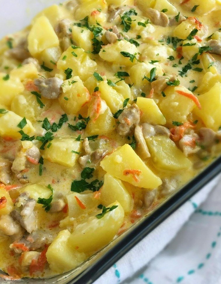 Картофель с куриной грудкой на сковороде