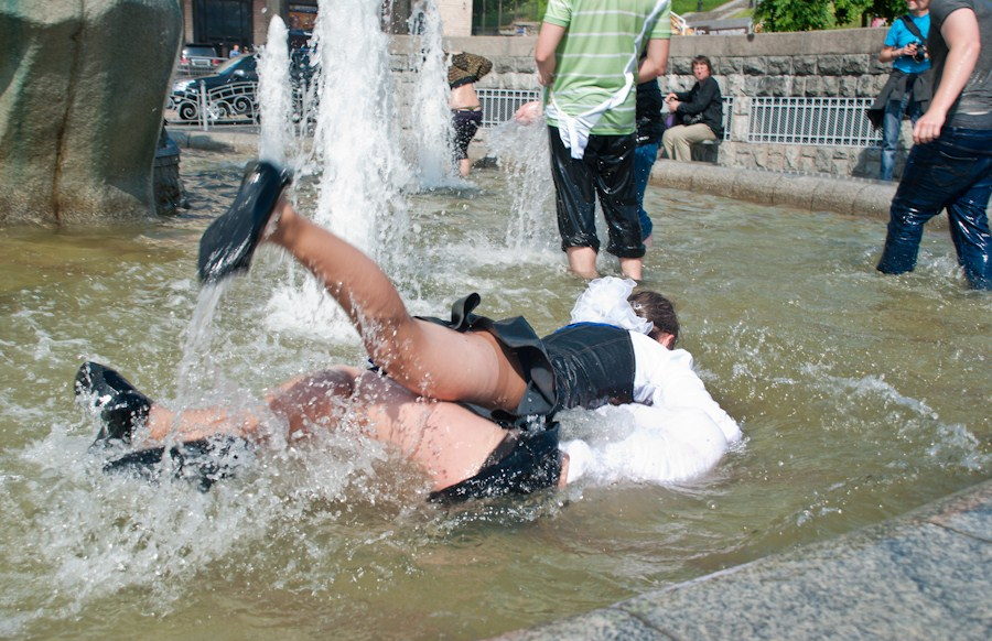 Фото пьяных выпускниц. Выпускницы в фонтане. Пьяные выпускницы в фонтане. Выпускницы купаются в фонтане. Выпускной купание в фонтане