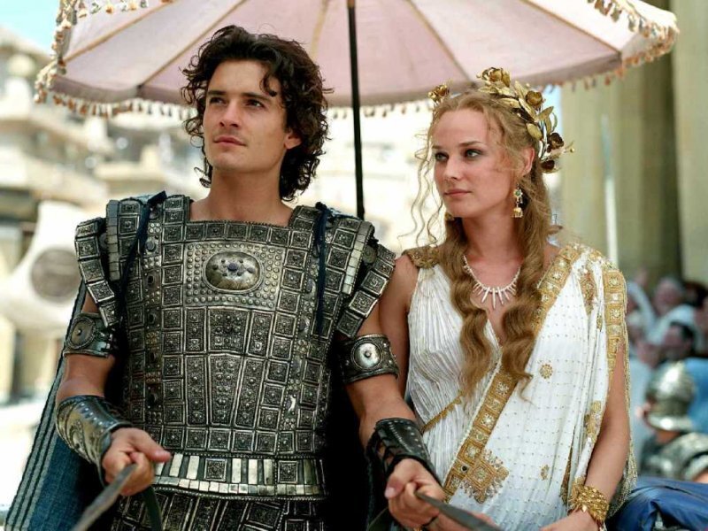 Парис (актёр Орландо Блум) и Елена Прекрасная (актриса Дайан Крюгер) в фильме "Троя" (2004).