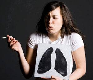 Дым сигареты содержит много вредных, ядовитых веществ Наш организм, сам способен выводить из себя ненужные вещества. Кашель - один из способов выведения.
 Дым раздражает слизистые органов дыхания. Вещества из дыма в виде копоти, смол оседают на стенках бронхов, легких, отвечающих за газообмен, питание тела кислородом. Уменьшается способность к поглощению кислорода, отсюда одышка. Угнетается работа эпителия, который сам способен выталкивать вредные вещества. Его функция нарушается и организм пробует избавиться от лишнего другим способом, с помощью резкого сокращения мышц при раздражении нервных рецепторов. Такой бронхиальный кашель сопровождается сильным выделением мокроты .
 Постоянное раздражение эпителия бронхов приводит к воспалению, хроническому не инфекционному  бронхиту. Увеличивается вероятность получить инфекционный бронхит, так как защитная функция в легких человека, употребляющего табак, сильно угнетается. Инфекционный бронхит затяжной и трудно поддается лечению.
 Никакое научное объяснение не способно заставить прекратить употреблять сигареты, а вот развитие инфекционного бронхита часто заставляет переосмыслить отношение к сигарете.