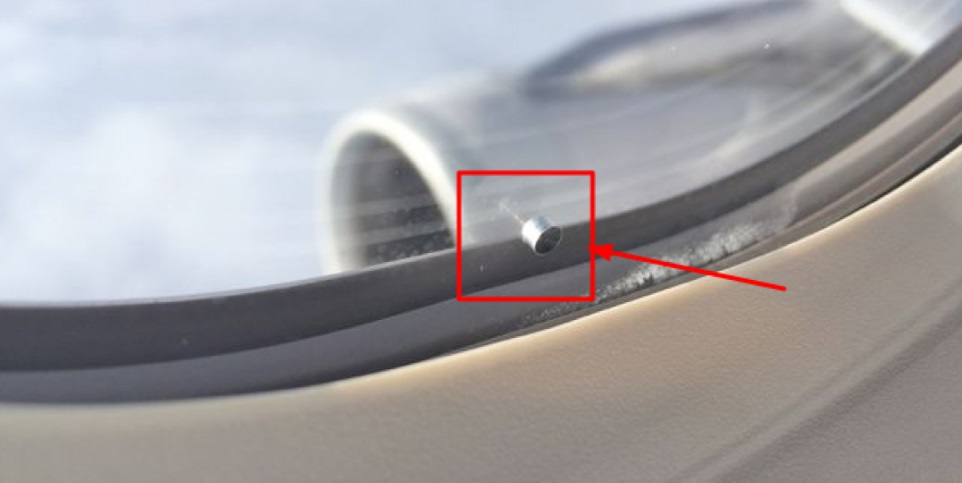    Каждый, кто когда-либо летал на воздушном судне видел эту маленькую дырочку в иллюминаторе. И каждый придумывал свою теорию. Но для чего же на самом деле оно там находится?-2