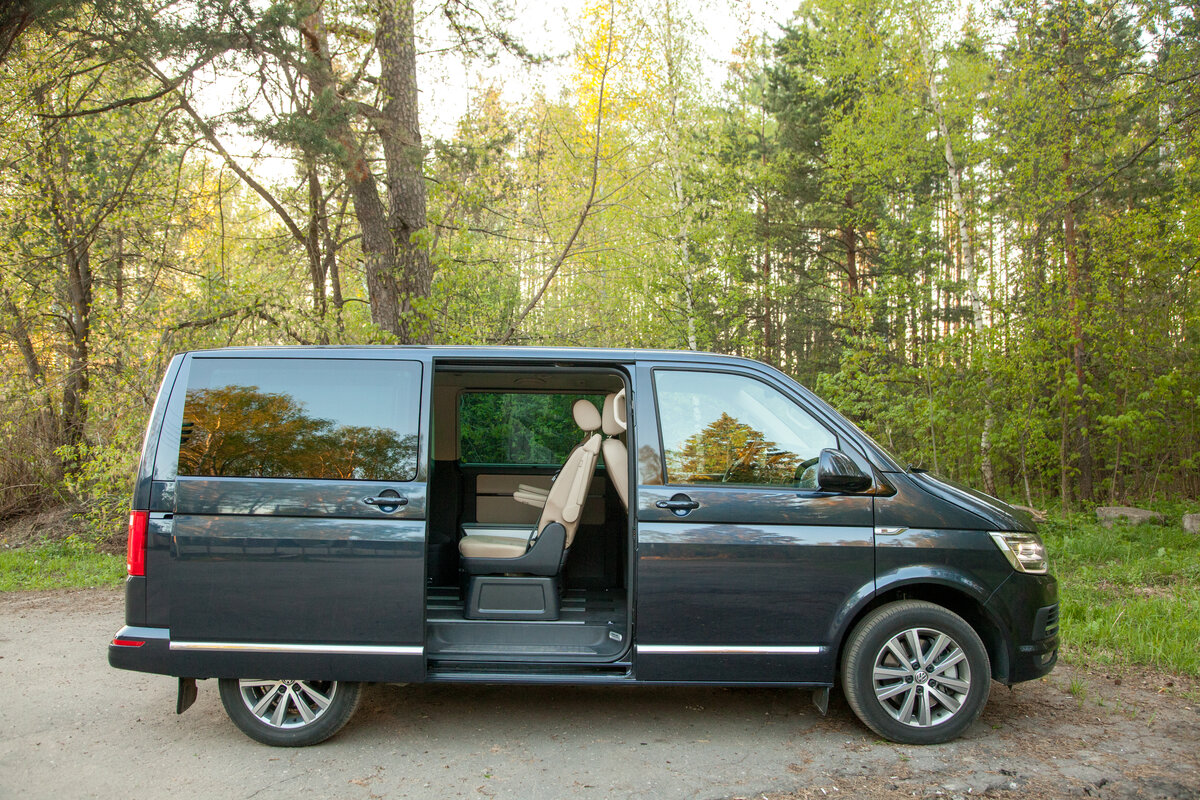 Две сдвижные двери - несомненный плюс. Обе автоматизированы и  открываются, как вручную, так и при помощи кнопок на передней панели. 