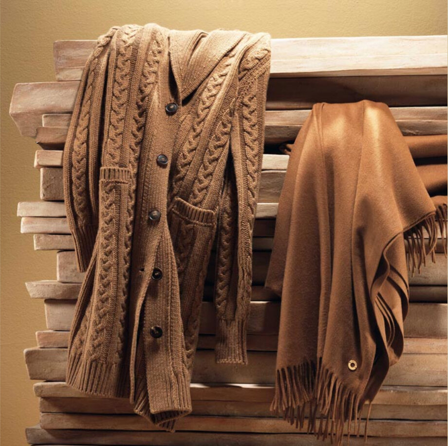Лоро пьяно свитер. Loro Piana Викунья. Loro Piana изделия из Викунья. Loro Piana палантин кашемир. Кардиган Лоро пиано женский.