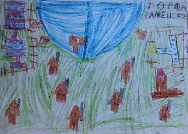  
День России мы с Тимошкой отметили первым совместным блог-туром.Недалеко, в Раменское (не путать с Раменками!) - всего-то час езды на электричке от Казанского вокзала или 40 минут от Выхино до станции Фабричная. Можно и на машине, но вечером бы возвращаться пришлось по дачным пробкам, поэтому оставили её у пл.Сортировочная - по навигатору к нам ближайшей оказалась, а “собаки” все равно на этой дистанции, за редким исключением, везде останавливаются. Неприятно удивило, что на пригородные поезда для детей от 7 лет уже требуется приобретать полный билет.
