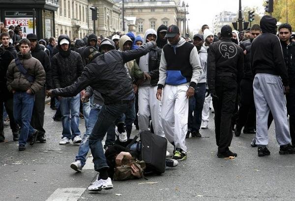 Франция идет по тому же пути развития что и Россия,она нам близка как никто среди Европейский стран, но спектр движения у нас шире  за счет  большой территории, а Франция -заложник Европейской толерантности,которая при любом движении Парижа-все больше сжимает ее.