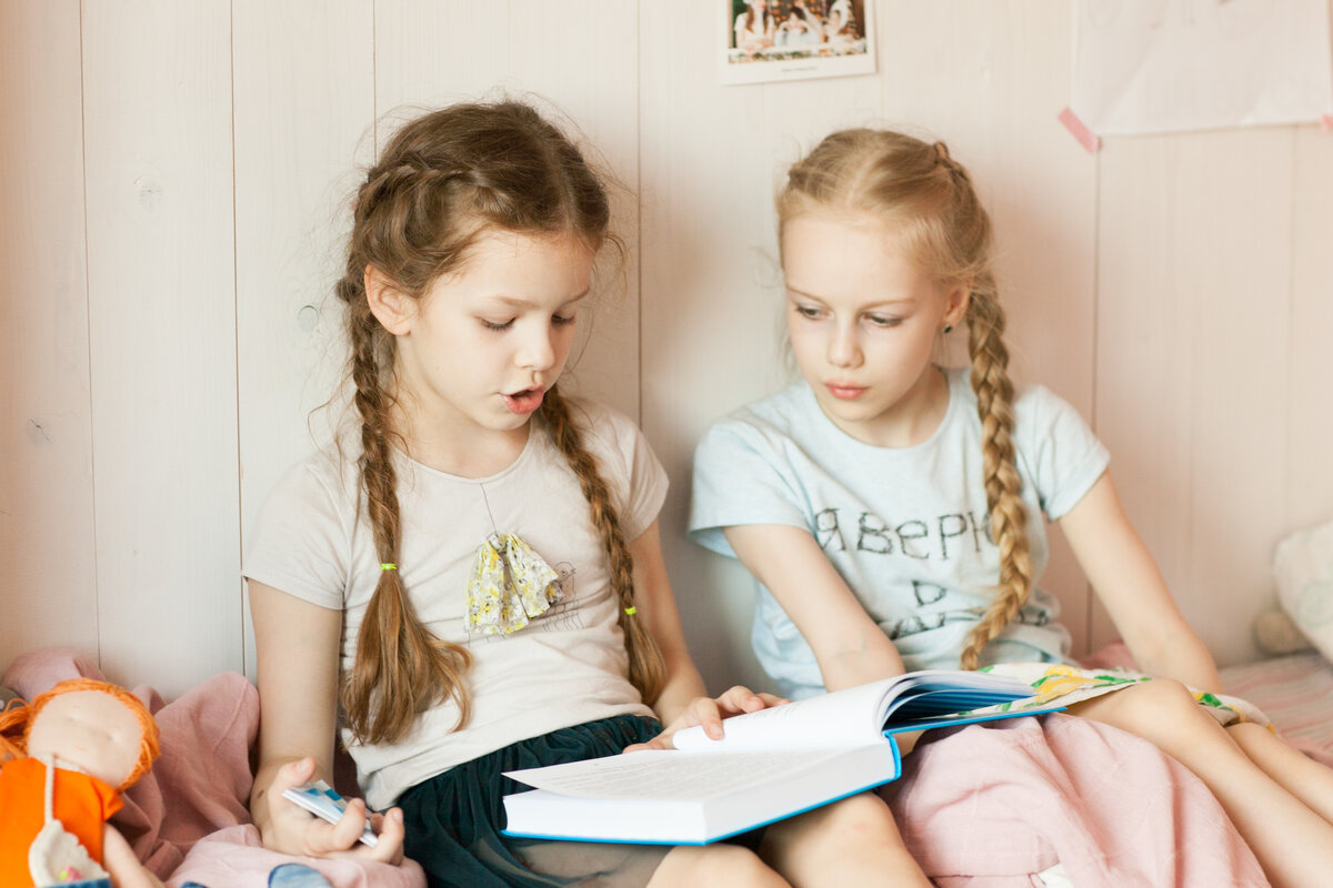 София и Ульяна читают вслух книгу Паласио "Чудо" 