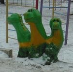 Ландшафтный дизайн загородного участка может быть очень разным. Металлоизделия, свет, деревянные постройки и декор, вода, натуральные камни — все это привнесет в ваш сад оригинальность и изюминку. Но сегодня мы поговорим о деревянных малых архитектурных формах.Малые архитектурные формы из дерева способны преобразить парк, детскую площадку, дачный участок, двор. То же самое можно сказать про колодцы, беседки, перголы, садовую мебель. Например,  колодец, обычное стандартное безликое строение , можно превратить в изюминку дачного участка. Ставим вместо опорных столбов колодца резные фигуры, делаем необычной формы цоколь, интересная крыша и колодец, даже если он в глубине участка, притягивает внимание. Естественно, чтобы колодец не выпал из общей концепции, можно по соседству разместить детскую площадку из резных фигур выбранной тематики или садовую скульптуру. Ну и конечно, должно найтись на участке место для беседки. Она придаст участку его неповторимый и законченный облик. Садовая мебель Резная садовая мебель из дерева является, пожалуй, оптимальным решением для дачи, ведь, согласитесь, ничто не способно лучше подчеркнуть красоту природной зелени, нежели натуральная древесина с ее невероятной красотой фактуры и неповторимыми переживаниями от прикосновения к ней. Домик на колодец Домик на колодец, украшенный резьбой по дереву и выполненный на опорных столбах в виде скульптуры животных — изысканный элемент ландшафтного дизайна и логичное дополнение к оформлению дачного участка. Элегантность в сочетании с надёжностью отличают такие колодезные домики. Скульптура на корню Данная услуга становится сегодня мегапопулярной, и это неудивительно, ведь резьба на корню позволит установить на участке эстетичный элемент практически не требующий ухода и способный украшать ландшафт в течение многих лет; прослужит гораздо дольше, чем фигура установленная на постамент, т.к. корни, некогда могучего гиганта, по-прежнему остаются в земле и служат отличным фундаментом. Резьба по дереву в данном случае - железный вариант продлить жизнь вашему любимому долгожителю. Кормушки для птиц Кормушка для птиц на резной подставке в виде скульптуры животных или птиц отлично дополняет коллекцию других резных изделий: домики на колодцы, лавочки, столики. Вы можете заказать весь комплект с белками, медведями, зайцами ... или смешанные варианты, тем самым обустроить любимый уголок своего сада. Работа по дереву — это прекрасный вид декоративно-прикладного творчества. Фактически из ничего талантливые руки мастера способны сотворить произведение искусства, которое делает мир красивее и лучше. Творческая группа мастеров Антона Бизяева является автором изделий представленных в данной статье.Новинка в ассортименте продукции компании - резные доски объявлений для парков. Нехитрую конструкцию, которая просто несёт информацию посетителям, украшается резьбой по дереву и превращается в декоративный, гармоничный, радующий глаз элемент парка. В качестве опор могут быть вырезаны любые животные, а способов сопряжения резных элементов с другими частями информационных щитов - просто огромное количество. 