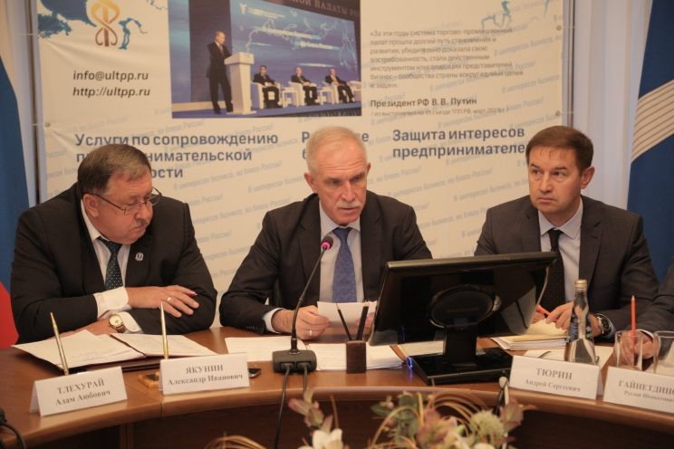 Слева направо: президент Ульяновской ТПП Александр Якунин, губернатор Сергей Морозов, первый зампред правительства Ульяновской области Андрей Тюрин