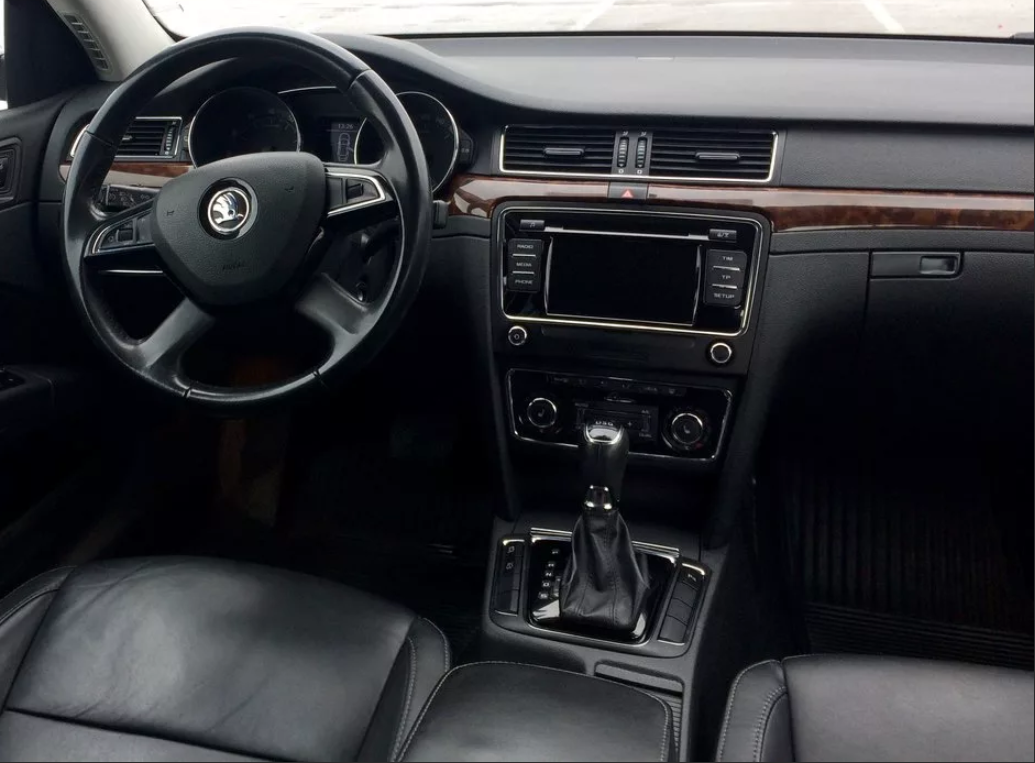 Салон Skoda Superb 2013 года