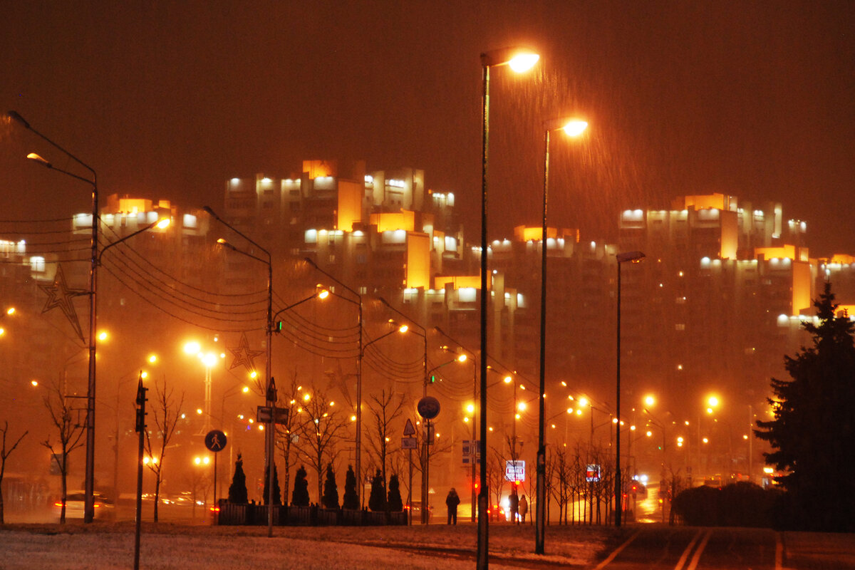 Обыкновенный вечерний уют. Меж тем улица именуется громко и не без помпы – проспект Победителей