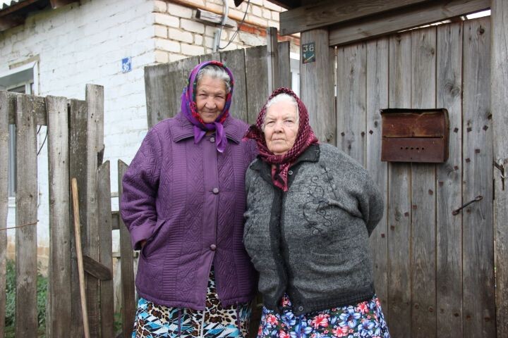     Александра Сидорова и Галина Андрианова – родные сестры, которых знают и уважают все жители Жукова Тетюшского района.
