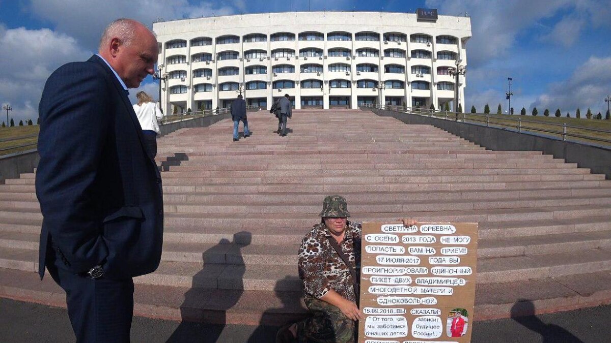 Андрей Шохин и Светлана Шмелева перед Белым домом