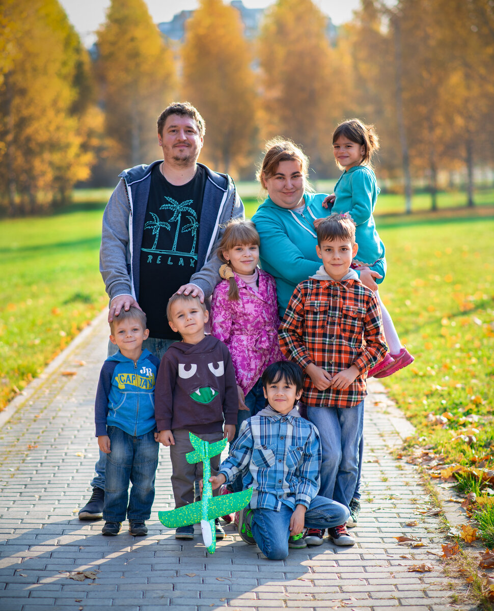 Многодетные. Многодетная семья. Многодетные Мем. Счастливая многодетная семья. Многодетные семьи в России.