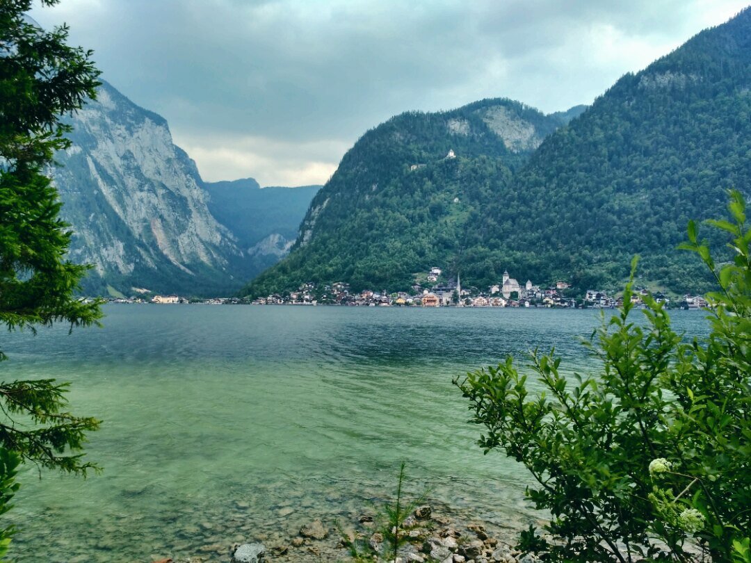 Вид на Халльштатт с другой стороны озера