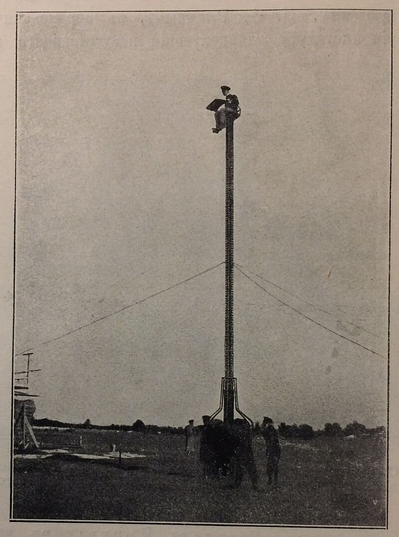 Студент измеряет скорость ветра на высоте 20 метров с мачты "Фонтана" во время Всероссийского праздника воздухоплавания, сентябрь 1910 г. // Фото из архива автора.