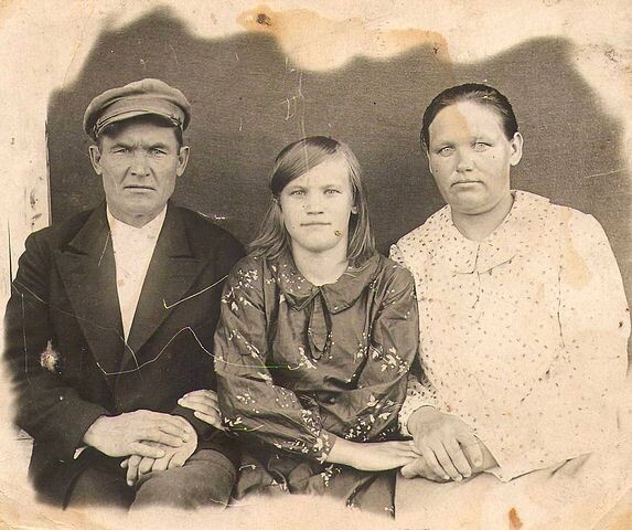 Бабушкины родители и старшая сестра.