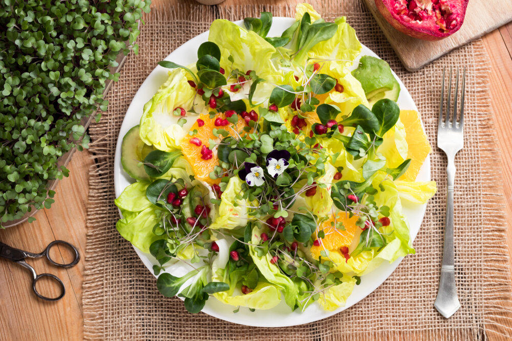  Зимой дополнительные витамины не помешают никому. Поэтому фруктовый салат на Новый Год можно увидеть практически на каждом праздничном столе.