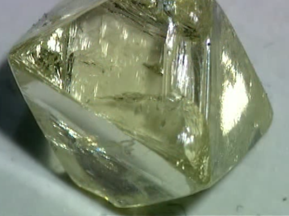 Задача вырезать из этого камня бриллиант наибольшего размера, устранив дефекты.