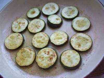 Кабачки обжариваем по 5 мин. с каждой стороны вплоть до золотистого цвета