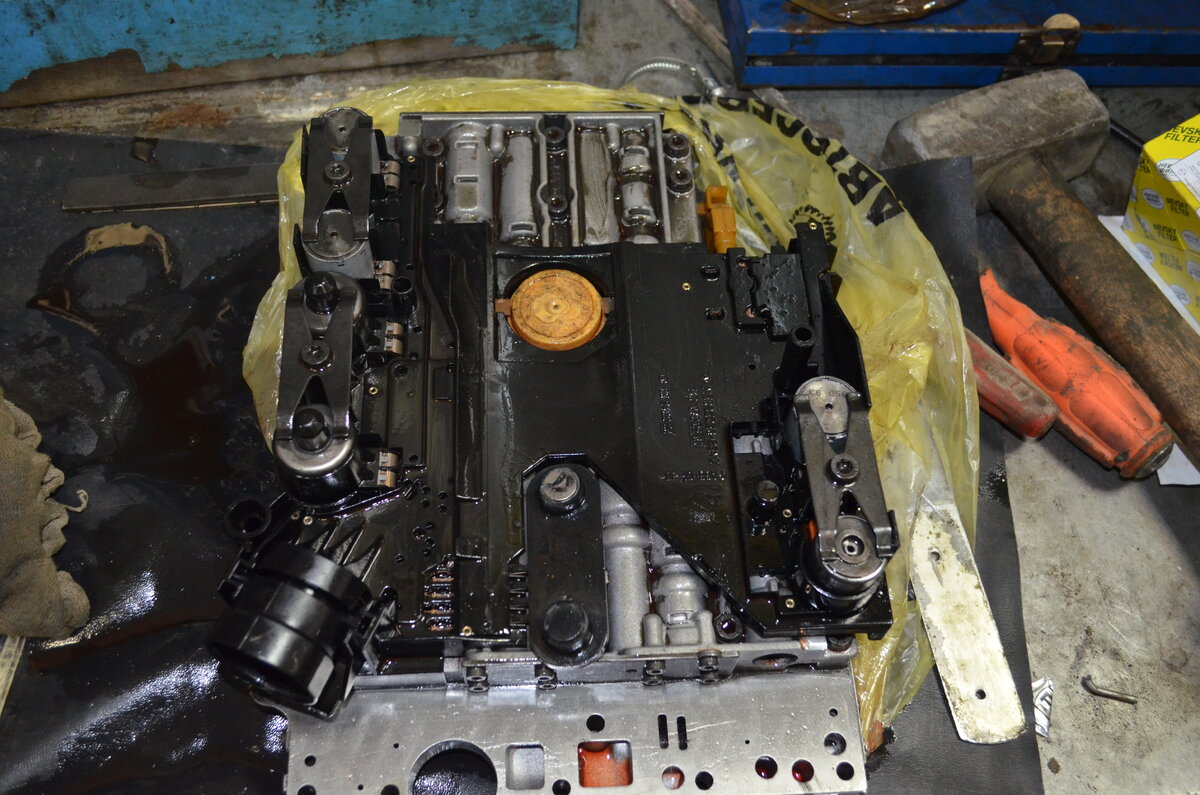 И да в сервисе всегда все в масле 