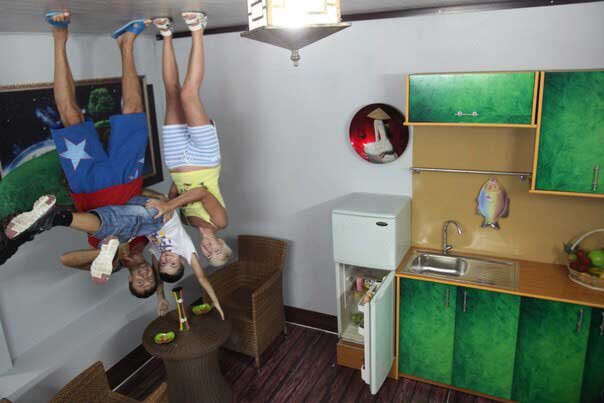 По  сути, это интерактивная игровая площадка для взрослых и детей.  Экспонаты можно не только трогать руками, но и использовать в качестве  антуража для необычных фотосессий. Здесь много дополнительных  аттракционов, каждый день проводится масса конкурсов, розыгрышей.