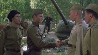 Кадр из фильма "Звезда" (2002 год). Второй слева лейтенант Травкин в исполнении И. Петренко.