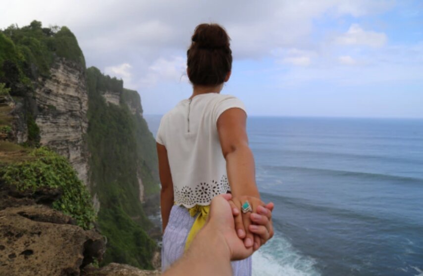 
Сегодня мы поговорим о часто возникающем у женщин вопросе: "Скучает ли он по мне?" 
Если была ссора или разрыв, женщина пытается понять, что происходит во внутреннем мире мужчины.
И здесь существуют три варианта: либо он совершенно не скучает, либо частично скучает, либо просто безумно скучает.

А эти варианты зависят всего-то от двух главных вещей: от гормонов и занятости.

Ведь за счет активной жизни у человека пополняются гормоны счастья. Если человек замкнут в себе и жизнь его однообразная, то у него гормоны не будут пополняться так быстро, как у человека,ведущего активную жизнь. Когда происходит ссора или разрыв отношений и человек начинает скучать по кому-то, это идет снижение гормонов. Гормоны упали и создали такое ощущение.

Неактивный человек будет сильнее скучать, потому что гормоны упали. Он ничего не делает, спортом не занимается, у него мало живого общения с людьми, и гормоны, отвечающие за ощущения, не повышаются. Такой человек начнет скучать автоматически! И тогда он либо станет глушить это ощущение скуки какими-нибудь вредными привычками – алкоголем, наркотиками, либо найдет способ отвлечься, например, погрузится в работу, изматывая себя каким-нибудь делом. Со стороны будет казаться, что человек очень много работает, но в реальности, не осознавая того, он работает, чтобы отвлечься от этого ощущения скуки.

Человек, у которого более разнообразная жизнь будет меньше скучать! Потому что, хоть вы и расстались,

но это разнообразие в жизни будет продолжать повышать его гормоны! Он вживую общается с людьми, занимается спортом, ведет более активный образ жизни и ощущение скуки его гораздо меньше тревожит. Поэтому скучает он или нет – очень сильно зависит от стиля жизни человека.

Это не тот ответ, который женщины обычно хотят слышать. Они надеются, что он скучает, плачет, вспоминает её и мечтает вернуть. Но у мужчин всё просто! Мы не
знаем, скучает он или нет, но, глядя на его жизнь, можем предположить, что происходит. И что это нам даёт? А то, что при желании вернуть любимого, вам уже становится понятно, каким образом лучше действовать в зависимости от того, какого типа этот человек.

В общем, отвечая на основной вопрос нашей сегодняшней темы, скажу: чем больше человек занят, пусть даже при неразнообразной жизни он просто полностью загружен работой, тем меньше он будет скучать. Его разум постоянно в работе, и работа вытесняет мысли о вас!

Опасность этой ситуации заключается в том, что мужчина может вас потерять, толком не осознав, кого и какие отношения он потерял! И только спустя время, когда эта занятость у него успокоится, он начнет вспоминать ваши отношения и поймет, какую ошибку совершил, и что в то время этого не осознавал. Так очень часто бывает, запомните мои слова!

Поэтому, для мужчин очень важно делать "паузы", и создавать свою жизнь таким образом, чтобы не было постоянной занятости. Хоть изредка давать шанс своему разуму и психике проработать то, что произошло за последнее время!

Надеюсь, вам была полезна эта статья. Если так, то ставьте лайк!

И подписывайтесь на канал, поговорим ещё о многом!

Всем любви и счастья!