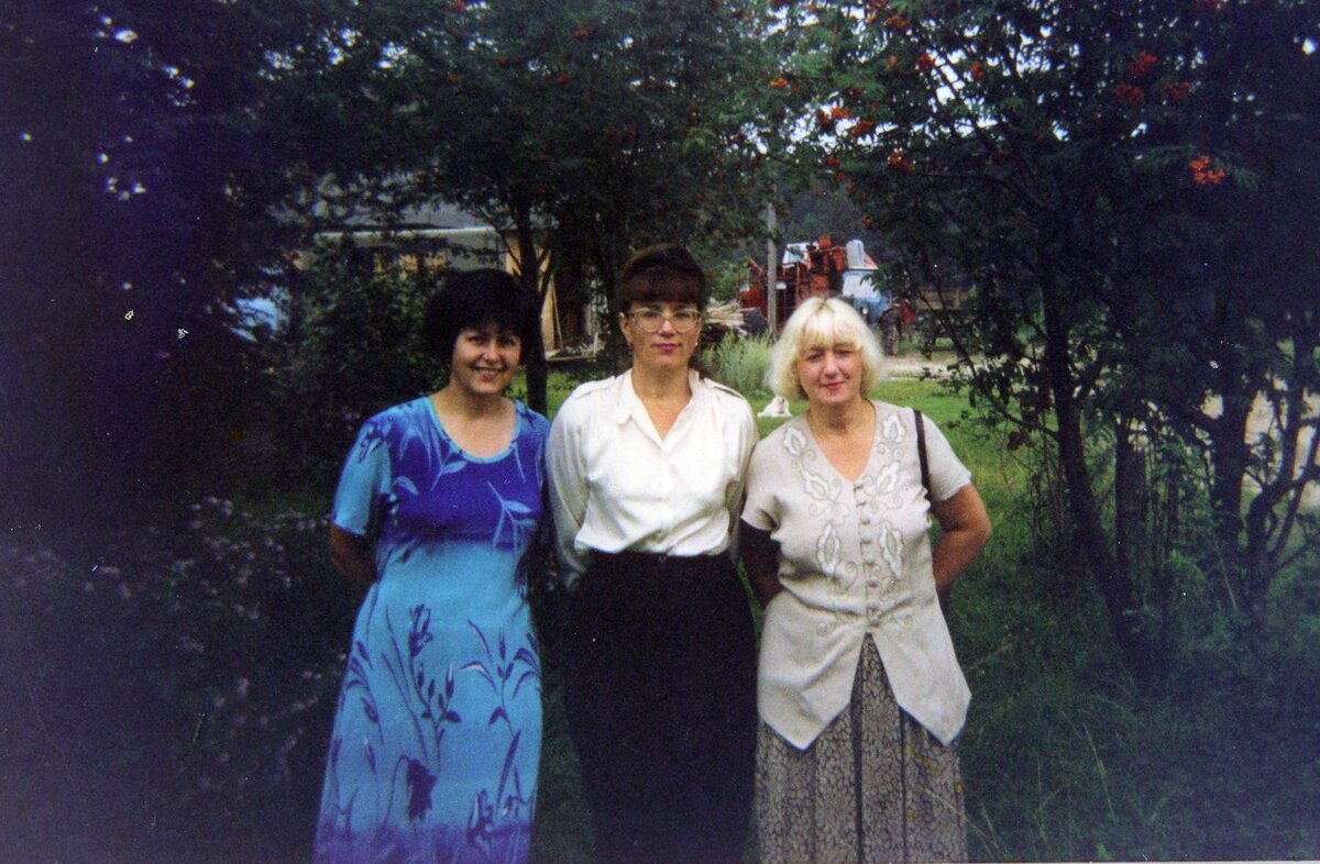 Это мы около дома Новожиловых. Слева Люба, потом Наталья и я. 