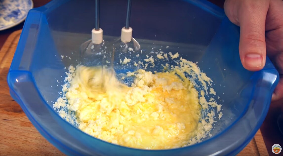 Готовим жидкую смесь. Смешиваем до однородной массы: масло сливочное (100 гр.), сахар (170 гр.), яйца (2 шт.) 