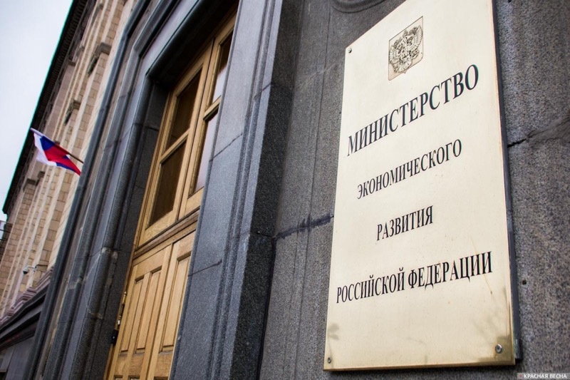 На снижение реальных располагаемых денежных доходов россиян на 0,2% в 2018 году повлияло снижение доходов от депозитов, рост процентных платежей по кредитам и увеличение других обязательных платежей. Главным образом, по мнению Минэкономразвития РФ, это ударило по состоятельным россиянам.
