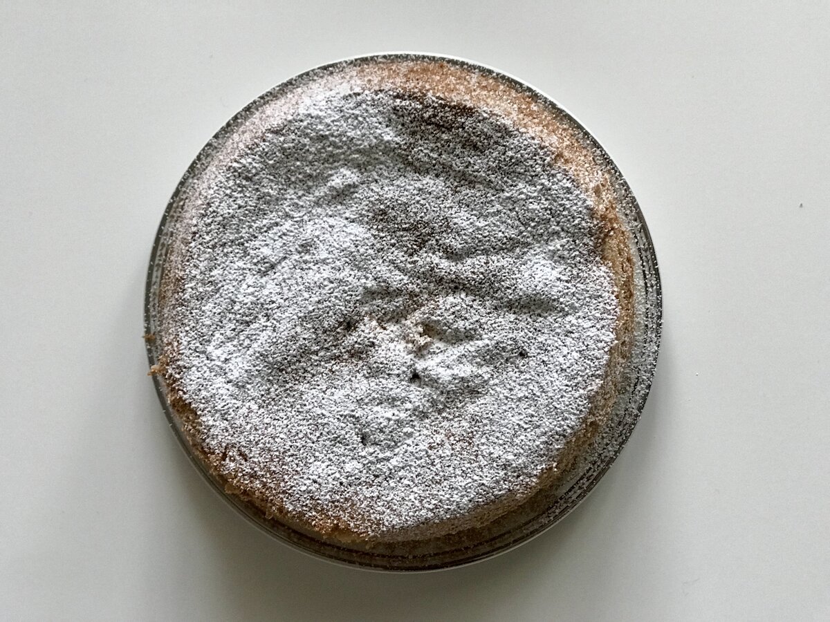 Рецепт необычной шарлотки на яблочном пюре.