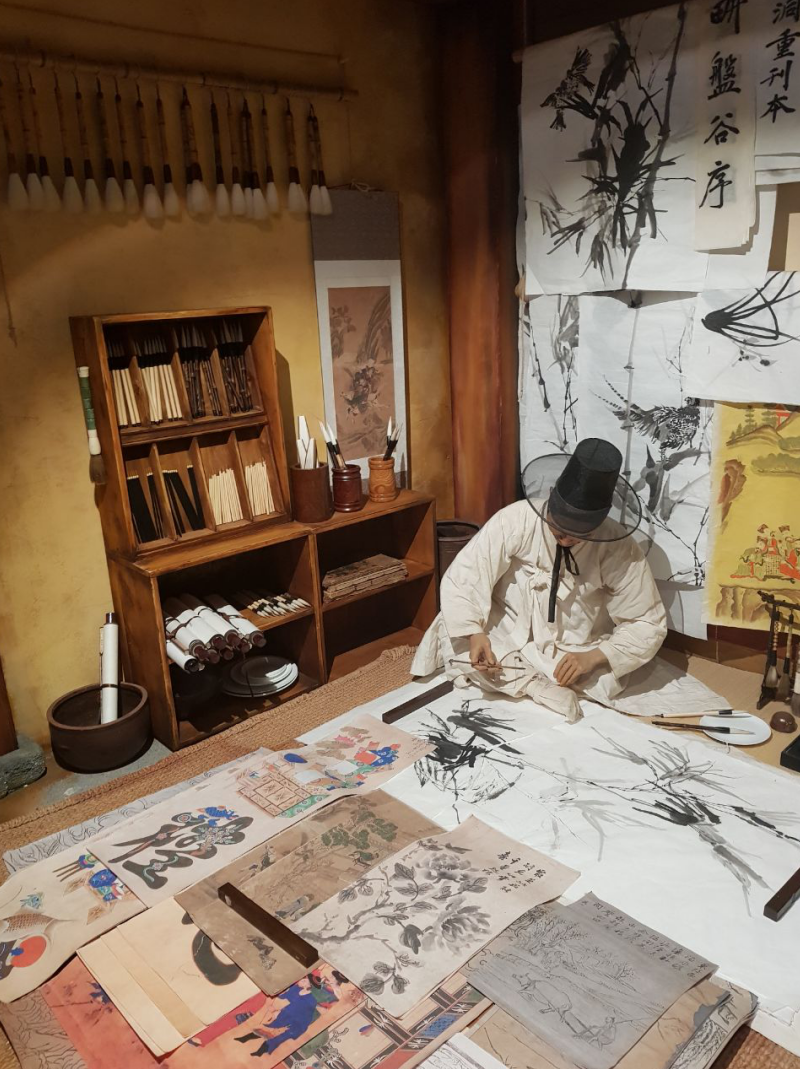  
Отдел калиграфии (дядечка прям как живой)