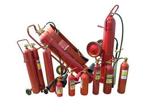 Рассмотрим сегодня Огнетушитель углекислотный ОУ-2 он прекрасно справится с ликвидацией небольших начальных очагов воспламенения различных веществ, горение которых поддерживается только под воздействием воздуха. Эксплуатационные характеристики огнетушителей ОУ-2: 
наполнителем данного вида огнетушителей с характерными огнетушащими свойствами является двуокись углерода;вместимость корпуса модели ОУ-2 — 2,68 литра;при этом масса заряда равна двум килограммам;подача огнетушащего вещества осуществляется на протяжении шести секунд;выброса огнетушащего вещества осуществляется на расстояние, равное двум метрам;огнетушитель обладает массой не более 6,7 кг;диаметр изделия равняется 110 мм, высота изделия равняется 490 мм;огнетушащая способность по классу В – 21В;эксплуатировать огнетушитель можно в температурном диапазоне от — 40ºС до +50ºС. Запорный механизм обязательно оснащается пломбой. В процессе пользования огнетушителем, в связи с его эксплуатационными особенностями, необходимо соблюдать определенные меры безопасности: в случае тушения электроустановок необходимо выдерживать расстояние от объекта тушения до раструба не менее одного метра;не допускать контакта оголенных участков кожного покрова с раструбом огнетушителя, в процессе его применения, так как температура распыляемого огнетушащего вещества достигается -70ºС;по окончании использования огнетушителя необходимо проветривать помещения, во избежание отравления токсичными парами углекислоты. Устройство ОУ-2 состоит из:  корпус огнетушителя представляет собой стальной баллон;баллон оборудован запорно-пусковым устройством (ЗПУ) вентильного или рычажного типа; внутри корпуса установлена сифонная трубка, соединяющаяся с ЗПУ; ЗПУ соединяется с раструбом, посредством которого происходит распыление огнетушащего вещества. огнетушители, оснащенные с диффузором, обеспечивающим преобразование вытесняемой под давлением углекислоты в снежные хлопья;огнетушители, оснащенные диффузором, обеспечивающим распыление углекислоты в виде газовой струи.