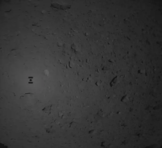 Крупный план астероида Рюгу, из которого японское космическое агентство будет добывать нетронутые образцы горных пород. 
JAXA