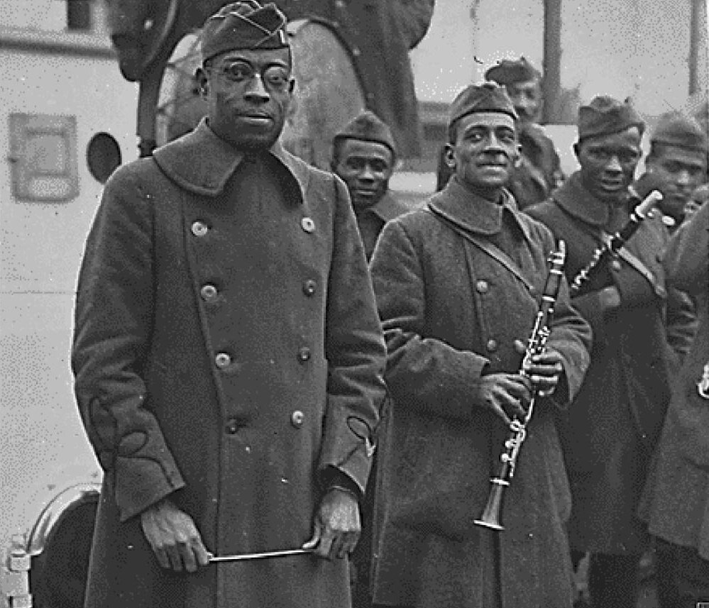 Начало 1919 года: Джеймс Риз Юроп (слева) и его музыканты на борту судна, везущего Адских Бойцов домой, в Нью-Йорк