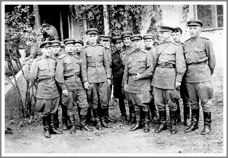 Петр Григоренко [третий слева в первом ряду] 1944 год