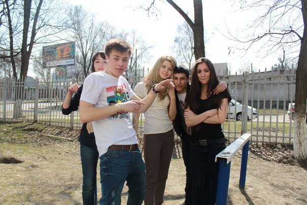 Бахар на фото в черной футболке ! Ей здесь всего 17.