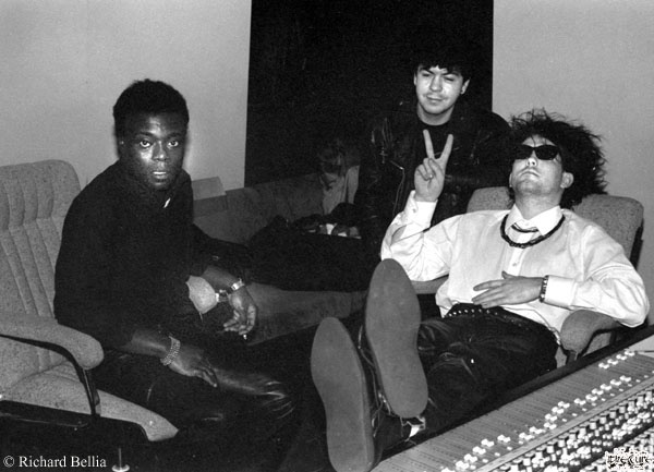 Энди Андерсон (слева) в составе The Cure в 1983 году / Фото: Richard Bellia
