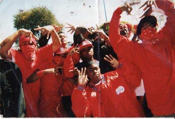 на фото изображена банда Bloods.