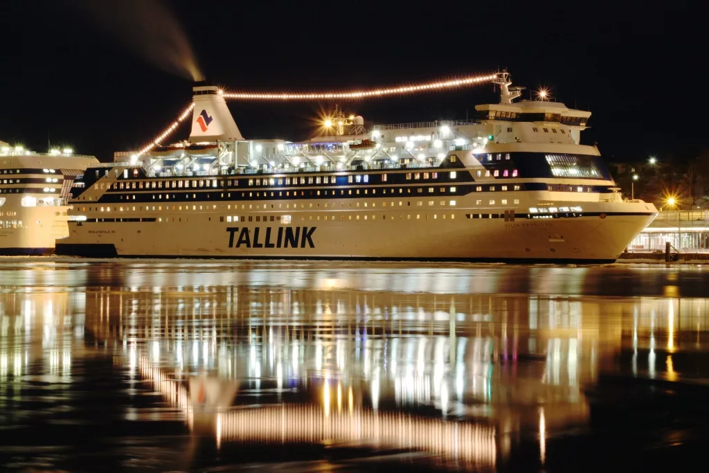 Tallink ee. Паром Финляндия Швеция Silja line. Лайнер Силья лайн Хельсинки-Стокгольм. Паром Сильвия лайн Финляндия Швеция. Круиз Петербург Хельсинки Стокгольм Таллин Петербург.