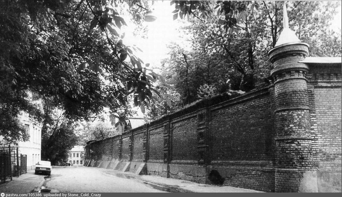 2-й Зачатьевский переулок, монастырская стена