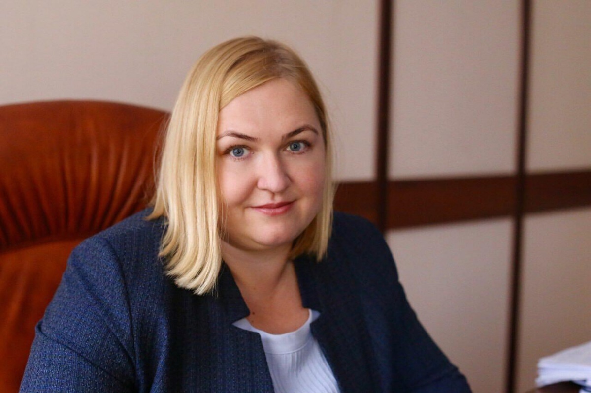 До того как возглавить нижегородский дептранс, чиновница руководила двумя муниципальными предприятиями – «Нижегородпассажиравтотрансом» и «Нижегородэлектротрансом». С 2015 по 2017 год Лекомцева работала начальницей отдела правовой работы и судебной защиты в министерстве транспорта и автомобильных дорог Нижегородской области. 
