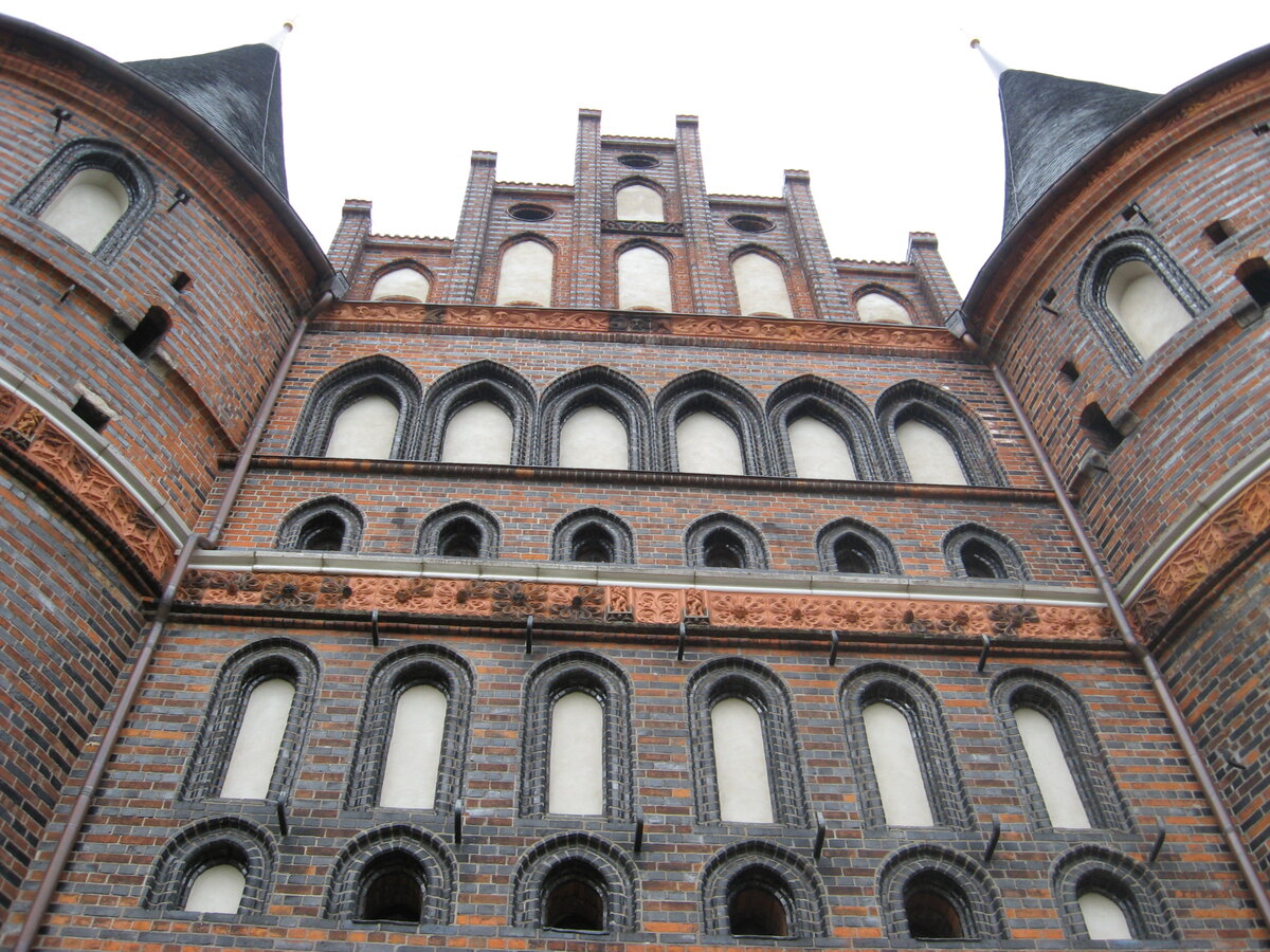  В первую очередь внимание привлекает средневековые готические здания Любека