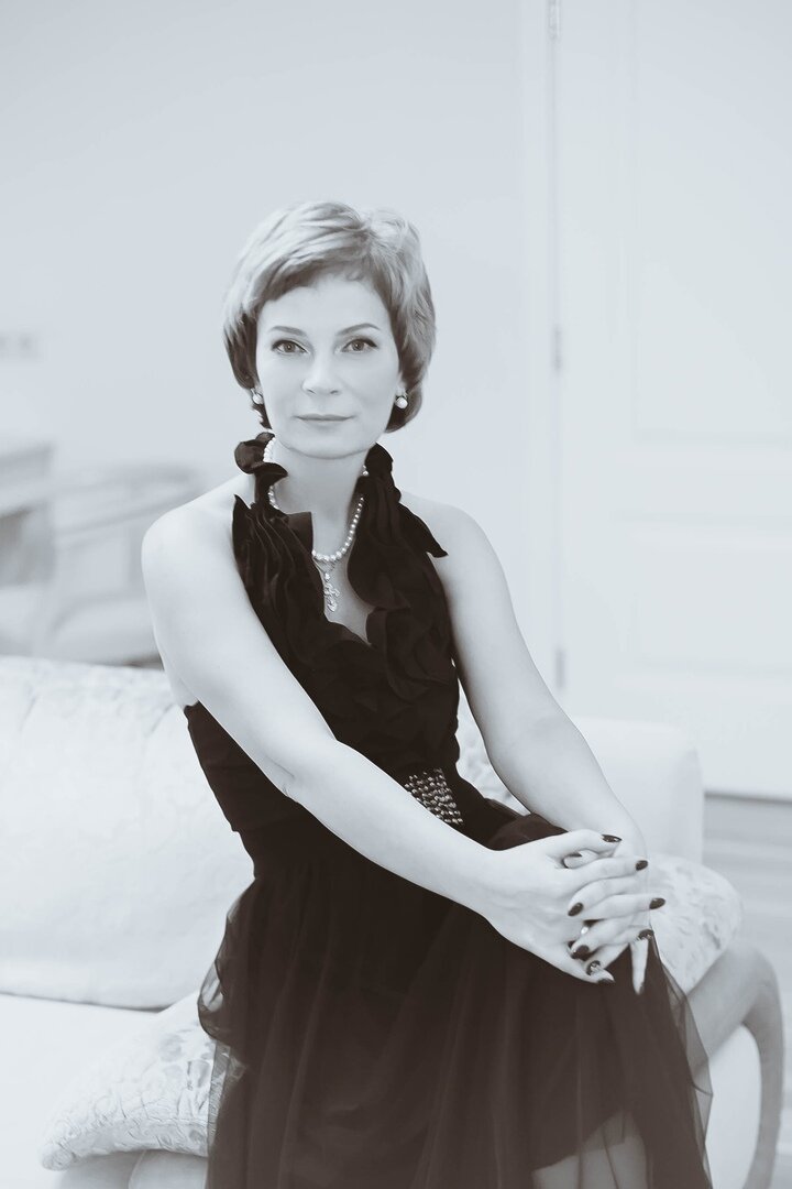 
В Северодвинск Елена приехала вслед за мужем-военнослужащим из Гаджиево — города, который сегодня является столицей подводных сил Северного флота. Архангельск по праву считается колыбелью русского флота. Именно поэтому тема, затронутая в рассказах Елены Леоновой, будет интересна и близка каждому жителю северных городов. Чем же уникальны «Прикосновения»? Тем, что журналисты пишут книги, никого не удивишь. Но то, что женщина пишет о подводном флоте — в литературе явление редкое. Казалось бы здесь уже все сказано мужчинами-маринистами. Оказывается — нет, не все. 
